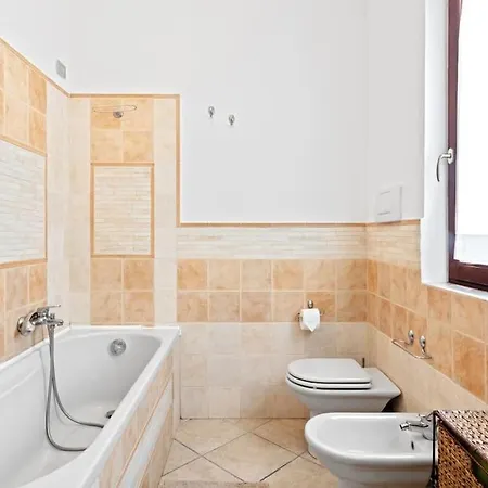 Naab Haus - - *